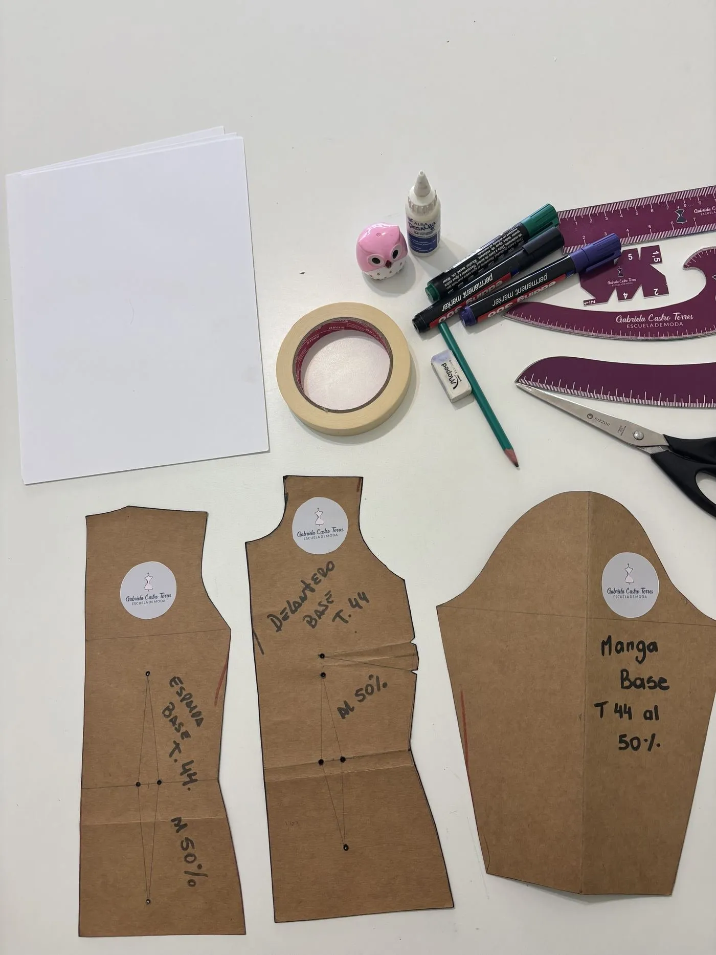 Alumnas cosiendo en el taller de la Escuela de Moda GCT
